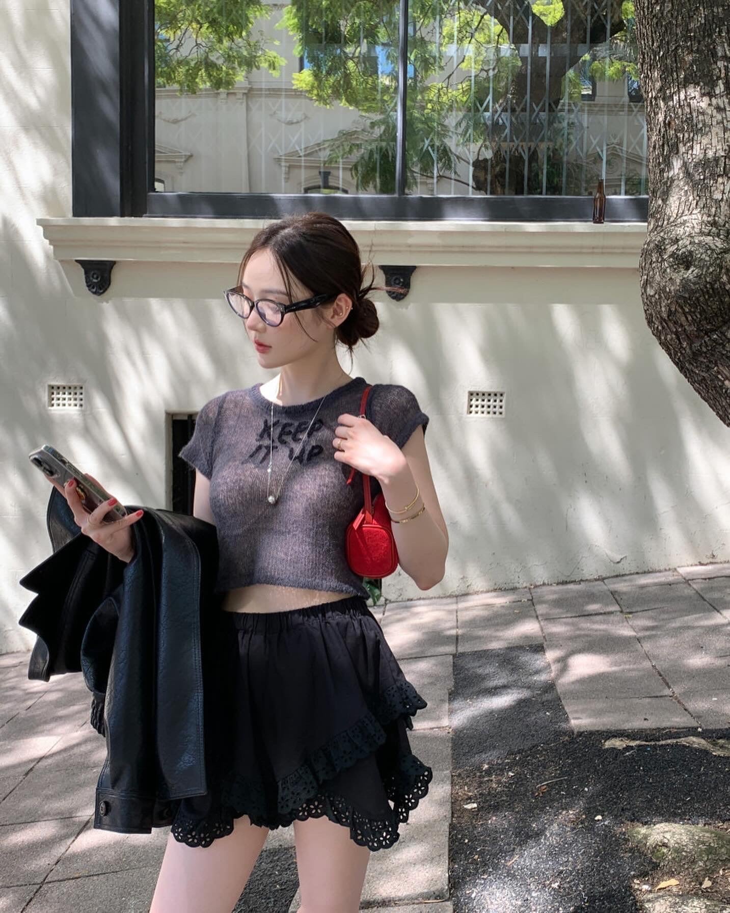 薄手ニット文字入りトップス