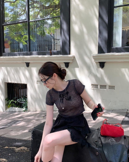 薄手ニット文字入りトップス