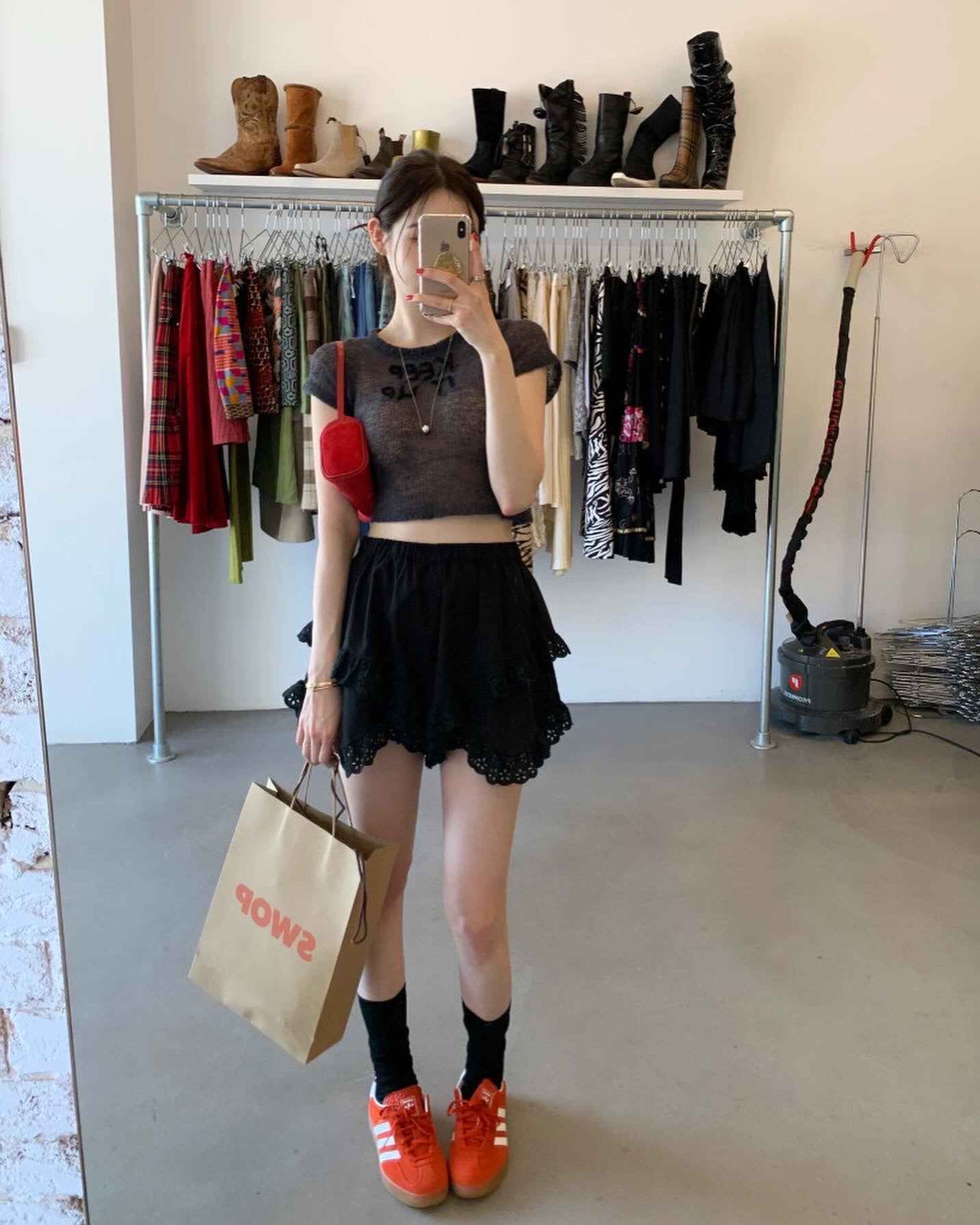 薄手ニット文字入りトップス