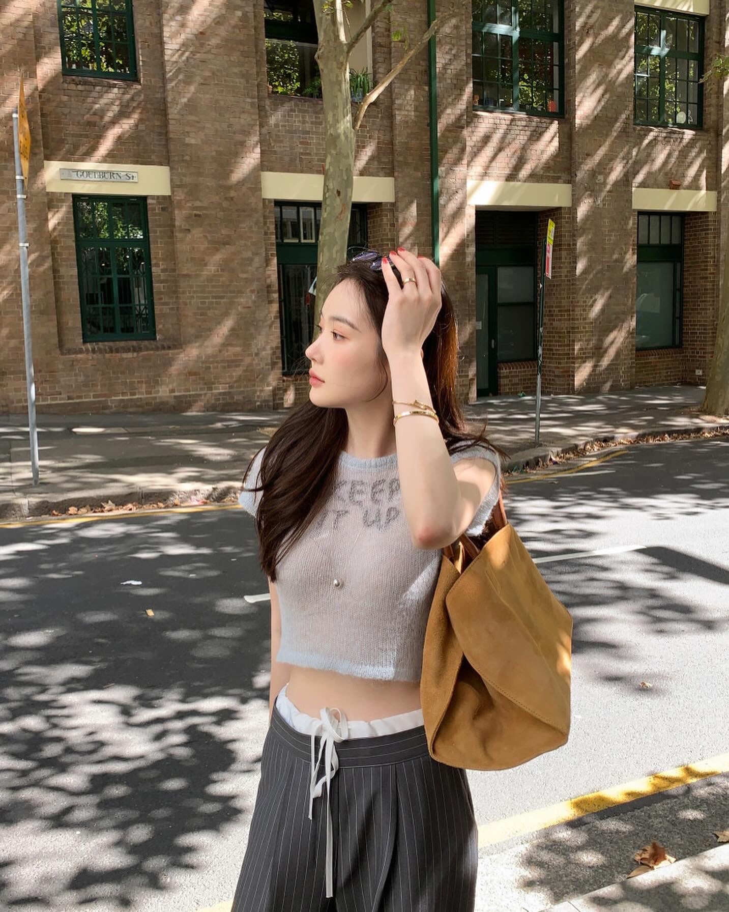 薄手ニット文字入りトップス