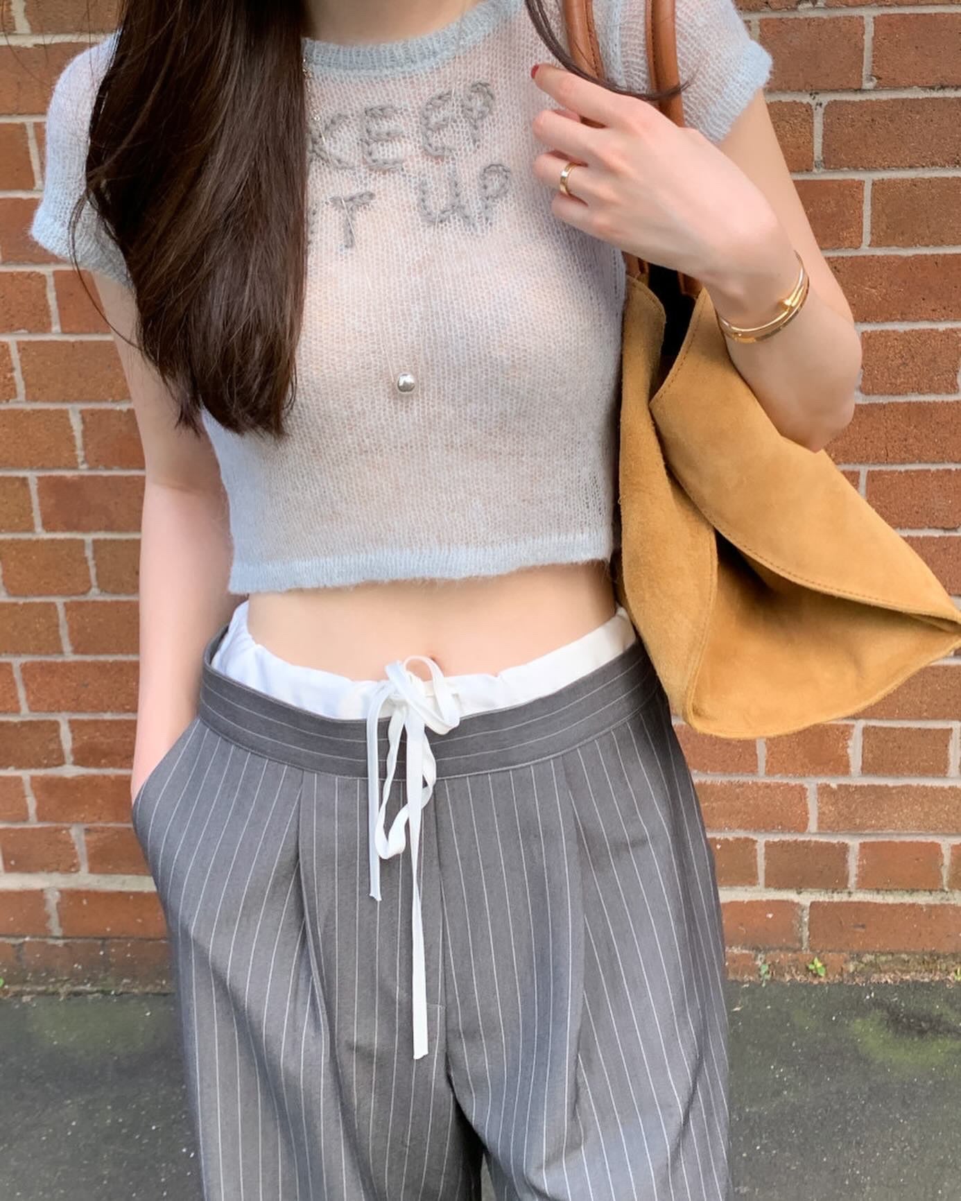 薄手ニット文字入りトップス