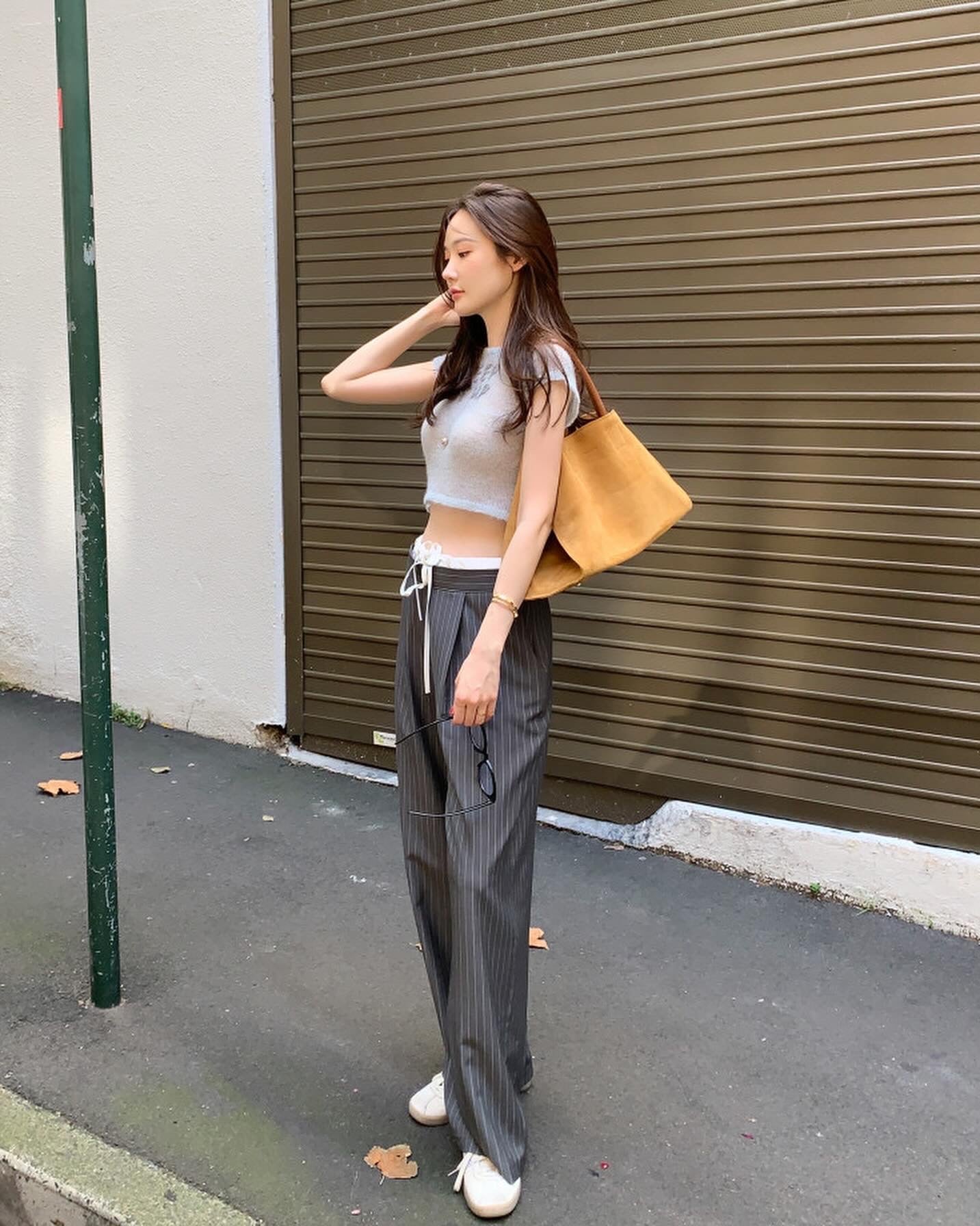 薄手ニット文字入りトップス