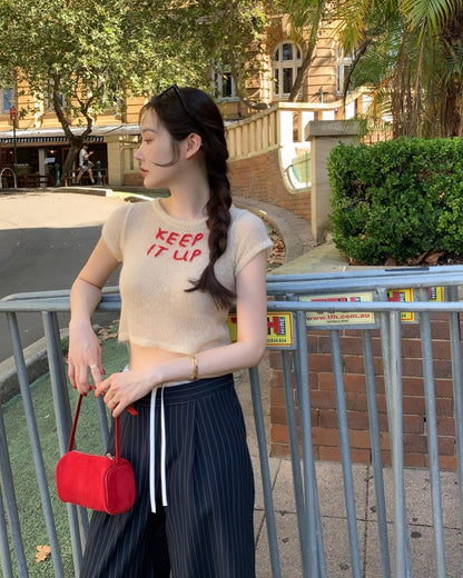 薄手ニット文字入りトップス