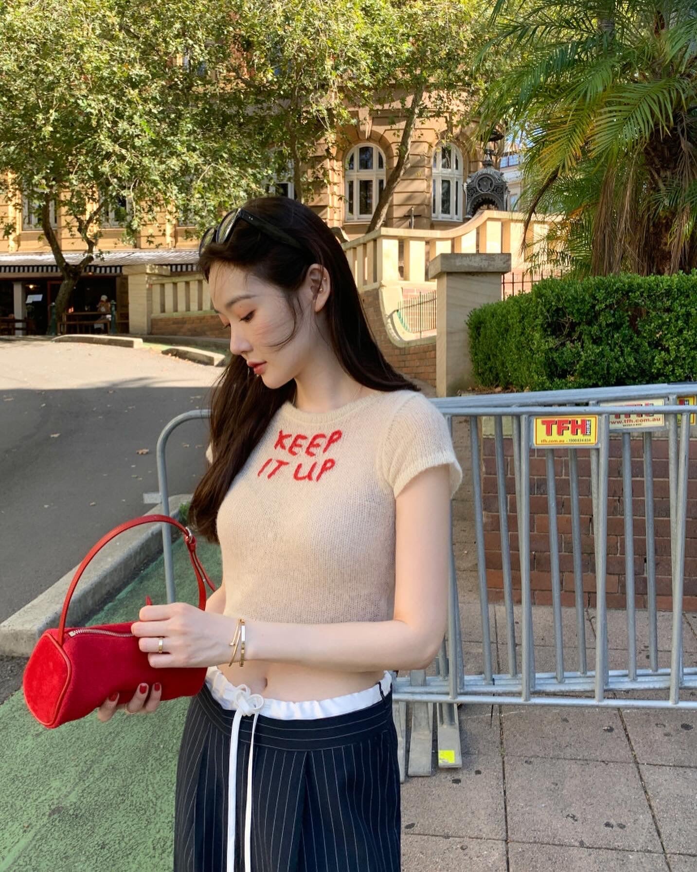 薄手ニット文字入りトップス