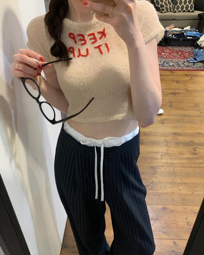薄手ニット文字入りトップス