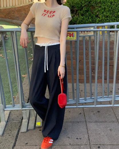 薄手ニット文字入りトップス