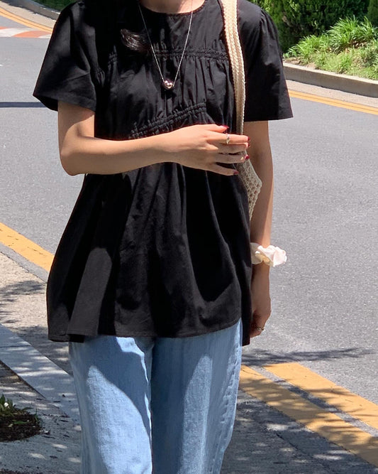 デザイン感のあるクロスコード付きゆったりトップス