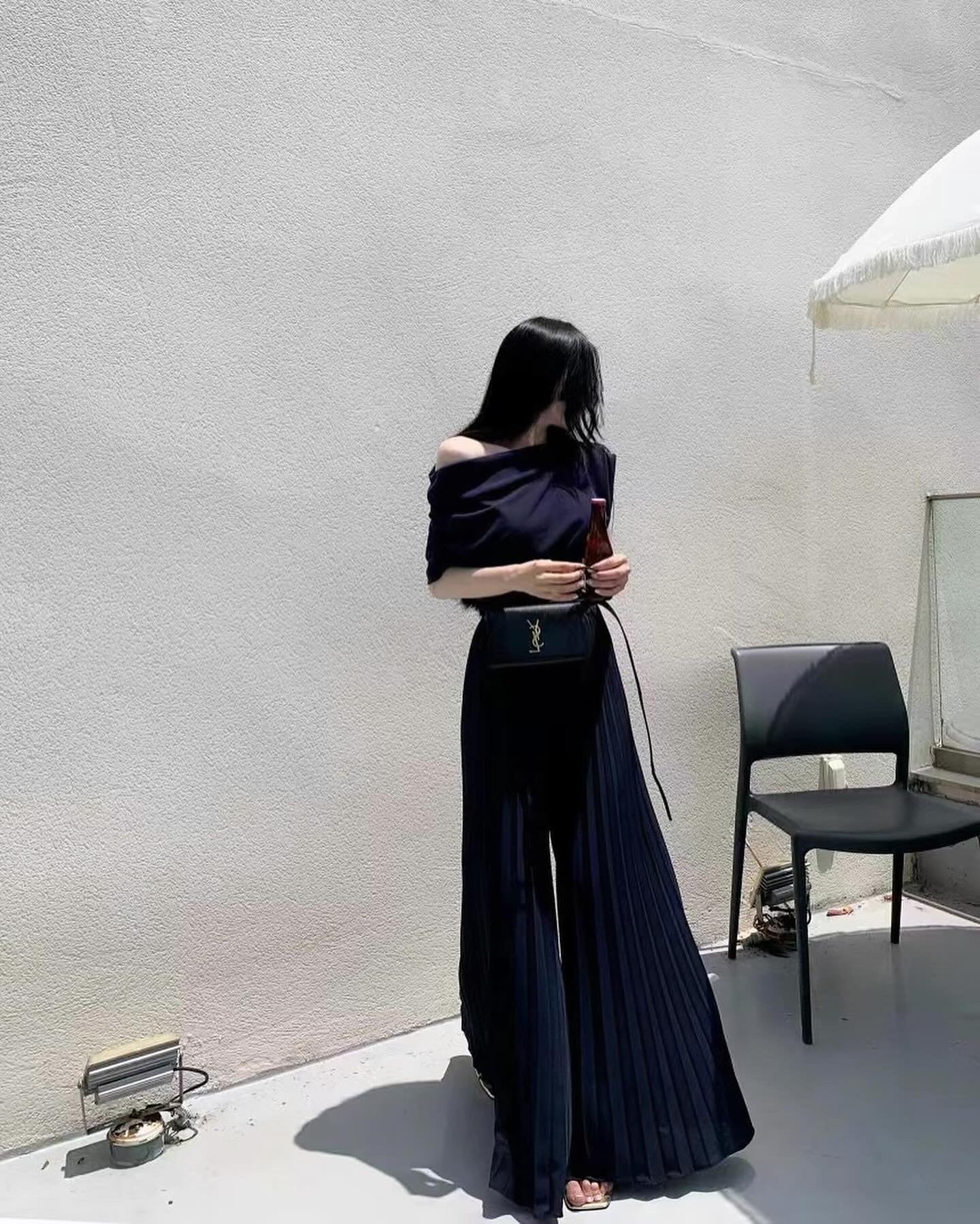 High-waisted wide-leg pants with a slimming effect and pleated texture