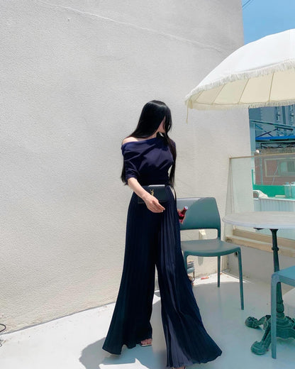 High-waisted wide-leg pants with a slimming effect and pleated texture