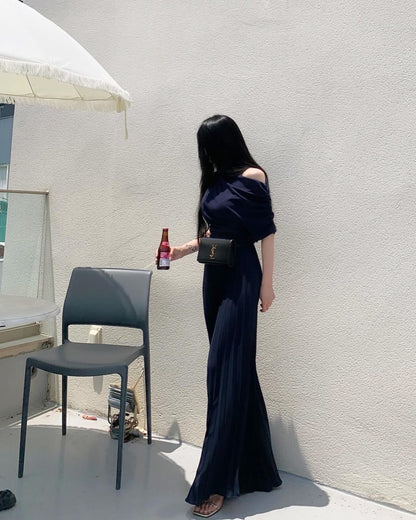 High-waisted wide-leg pants with a slimming effect and pleated texture