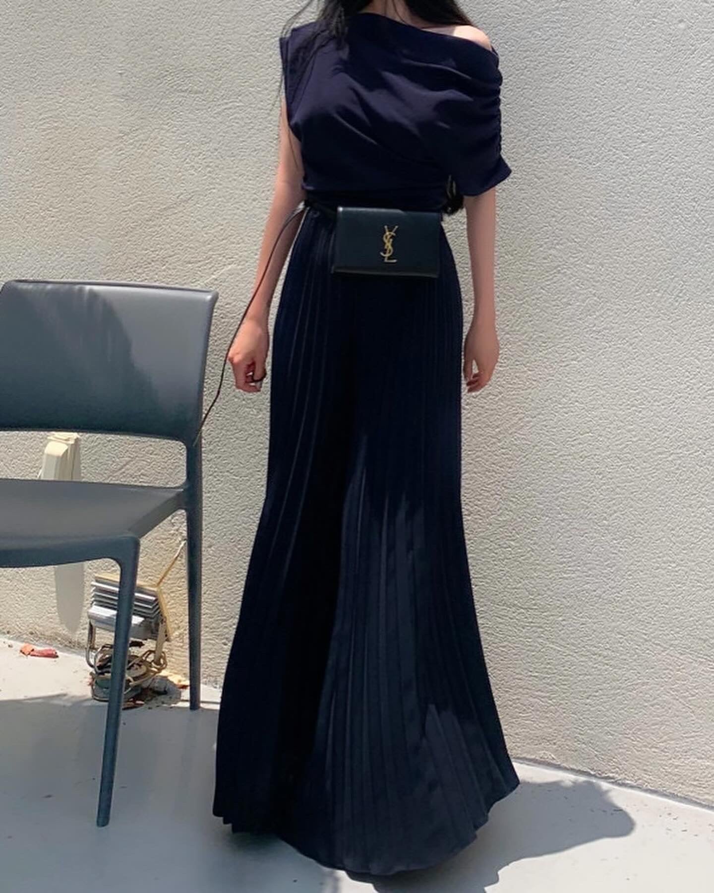 High-waisted wide-leg pants with a slimming effect and pleated texture