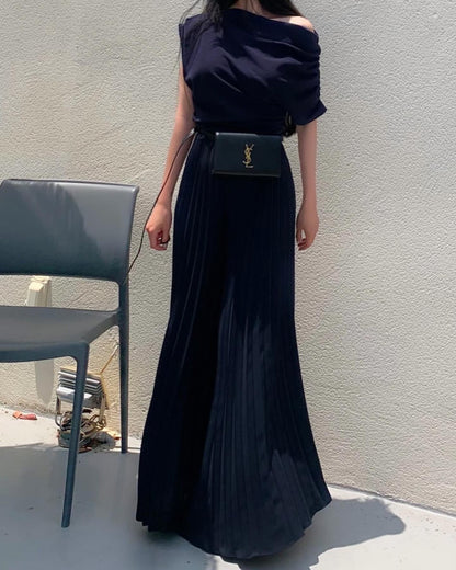 High-waisted wide-leg pants with a slimming effect and pleated texture