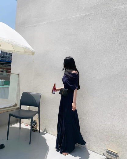 High-waisted wide-leg pants with a slimming effect and pleated texture