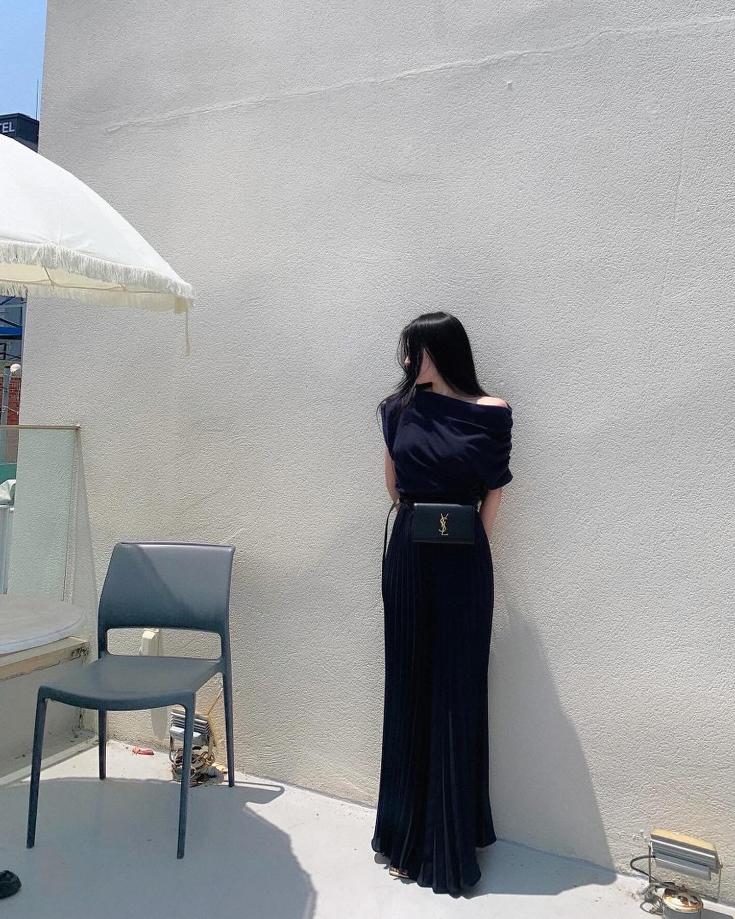 High-waisted wide-leg pants with a slimming effect and pleated texture