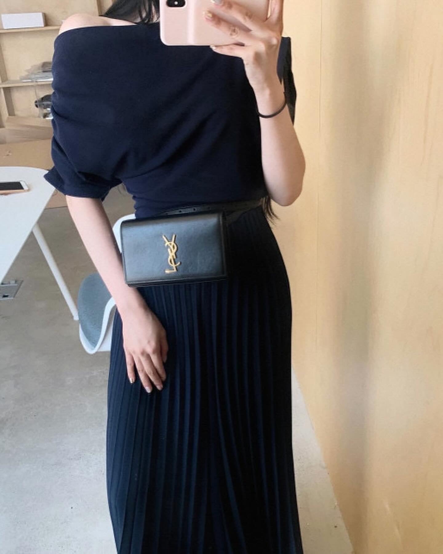 High-waisted wide-leg pants with a slimming effect and pleated texture