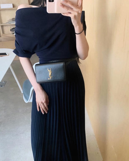 High-waisted wide-leg pants with a slimming effect and pleated texture