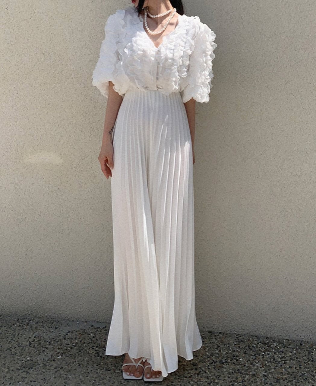 High-waisted wide-leg pants with a slimming effect and pleated texture