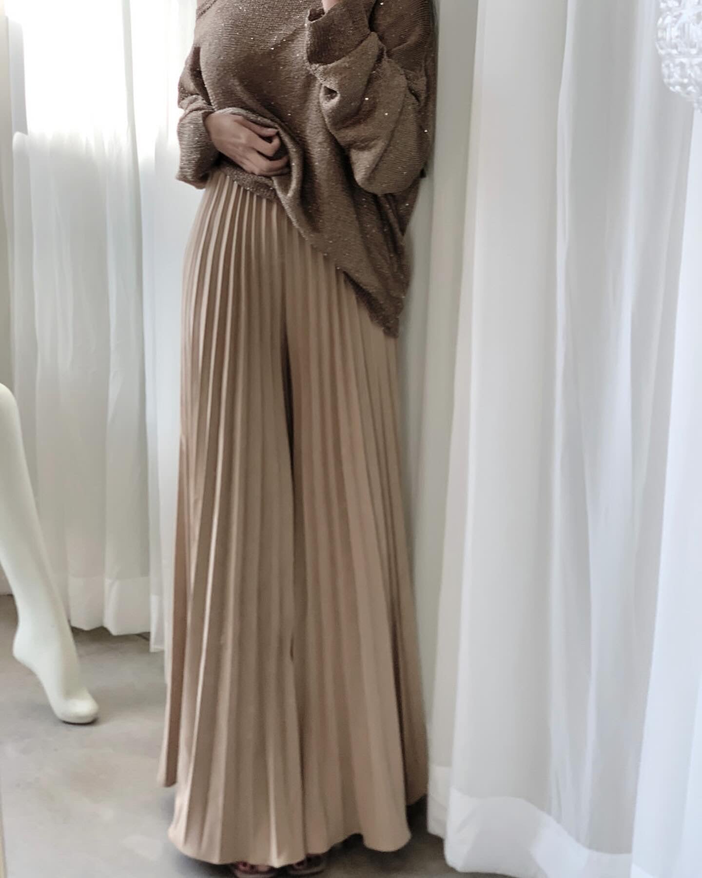 High-waisted wide-leg pants with a slimming effect and pleated texture