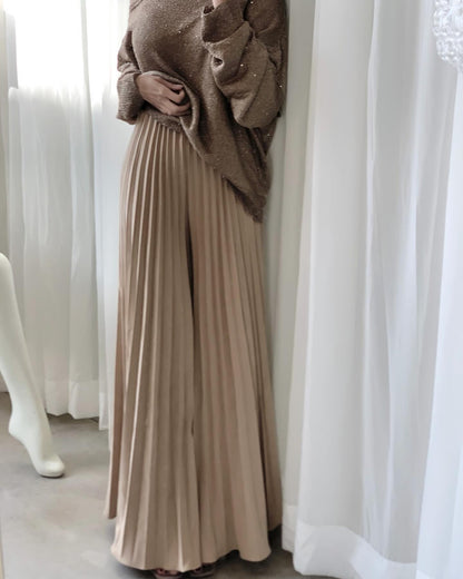 High-waisted wide-leg pants with a slimming effect and pleated texture