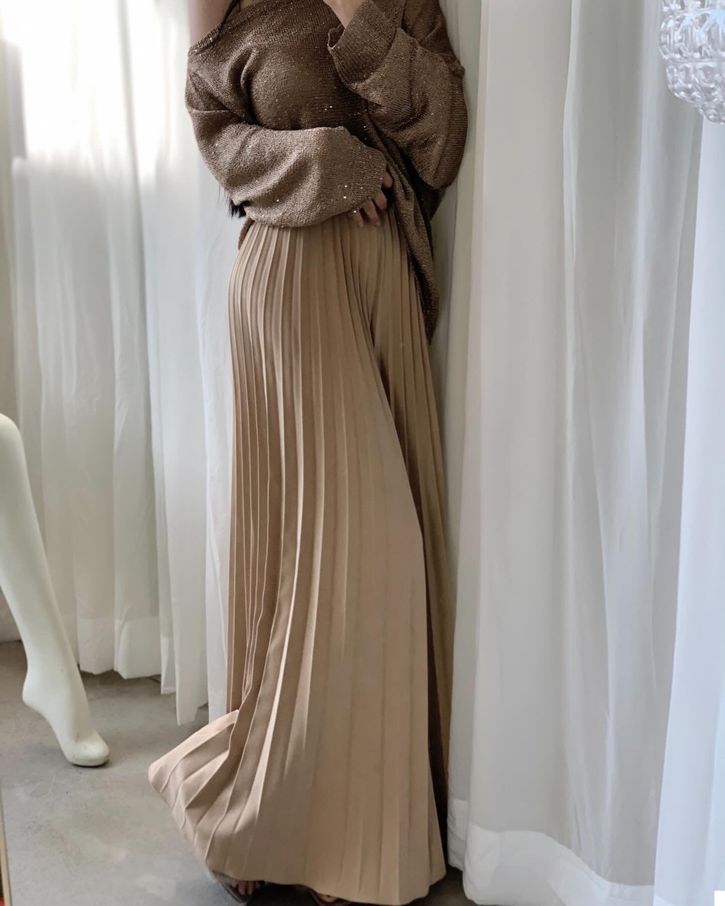 High-waisted wide-leg pants with a slimming effect and pleated texture