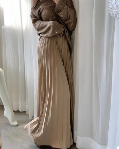 High-waisted wide-leg pants with a slimming effect and pleated texture