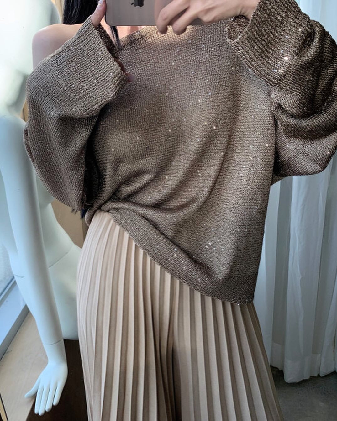 High-waisted wide-leg pants with a slimming effect and pleated texture