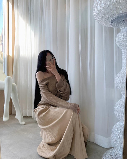 High-waisted wide-leg pants with a slimming effect and pleated texture