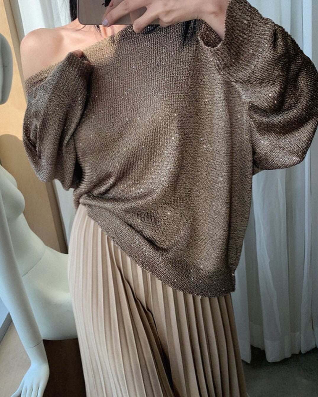 High-waisted wide-leg pants with a slimming effect and pleated texture