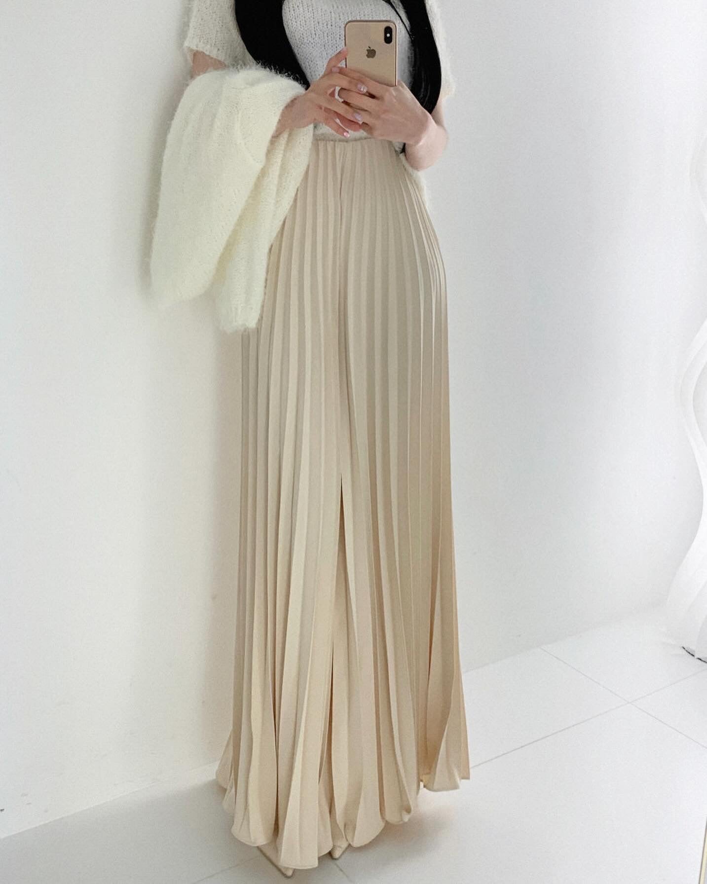 High-waisted wide-leg pants with a slimming effect and pleated texture