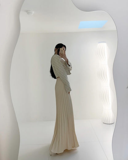 High-waisted wide-leg pants with a slimming effect and pleated texture