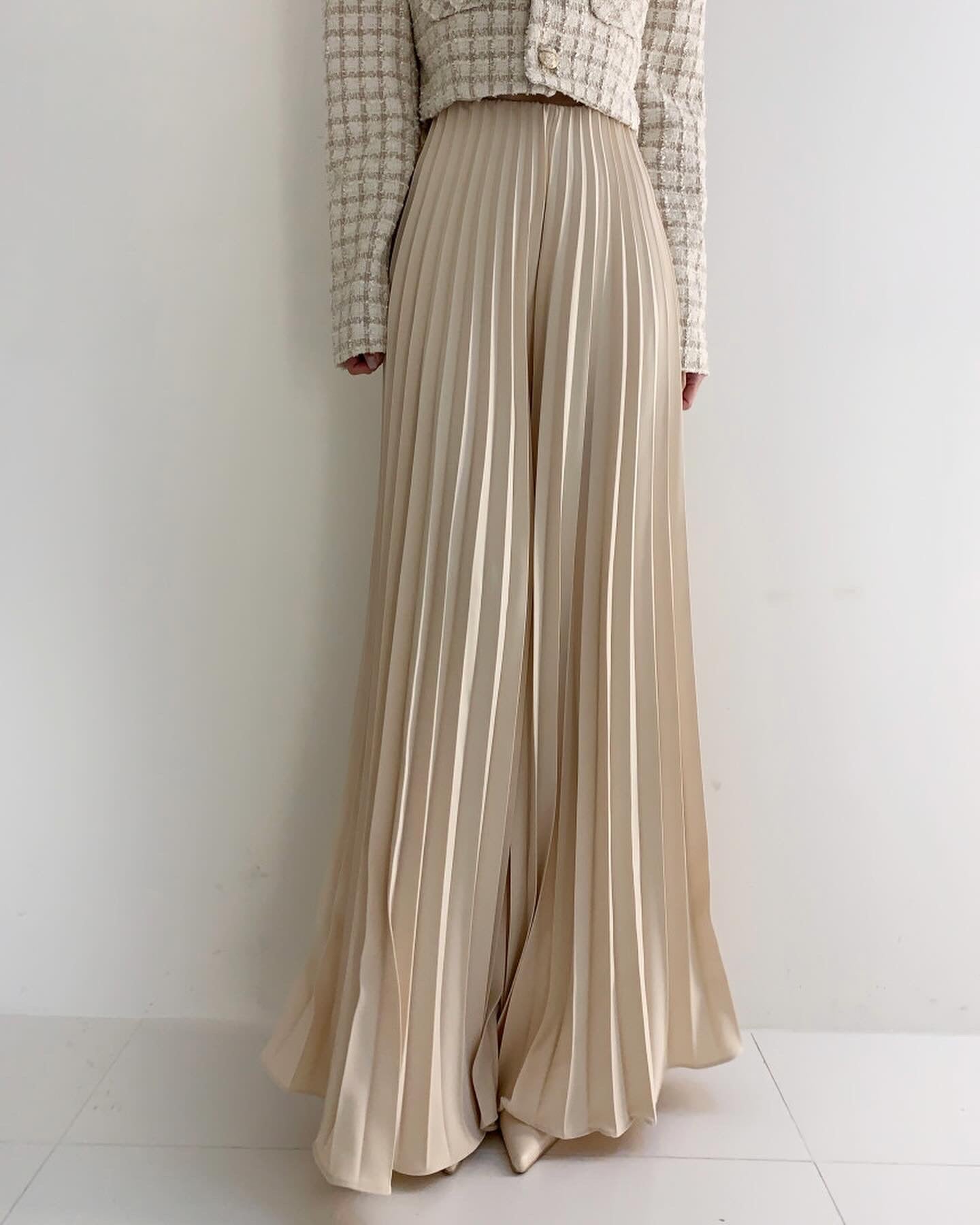 High-waisted wide-leg pants with a slimming effect and pleated texture