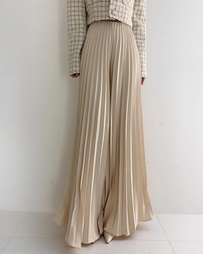 High-waisted wide-leg pants with a slimming effect and pleated texture