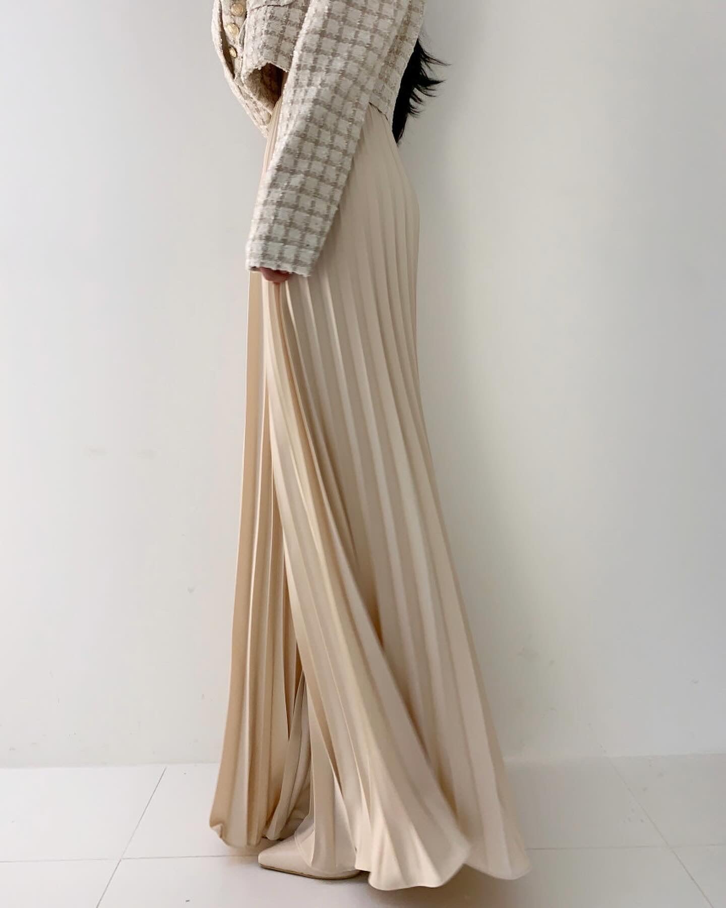 High-waisted wide-leg pants with a slimming effect and pleated texture