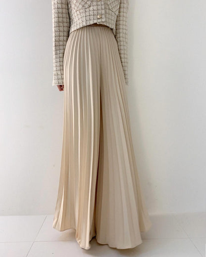 High-waisted wide-leg pants with a slimming effect and pleated texture
