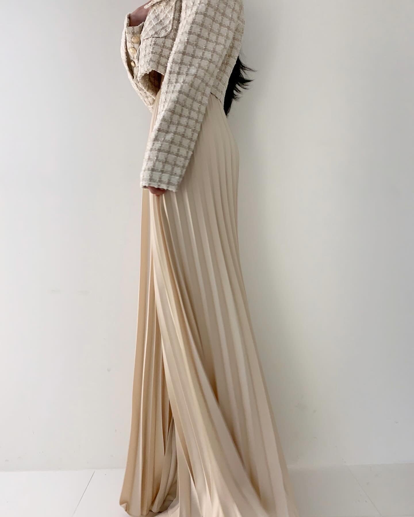 High-waisted wide-leg pants with a slimming effect and pleated texture