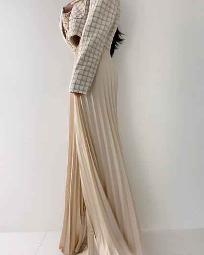 High-waisted wide-leg pants with a slimming effect and pleated texture