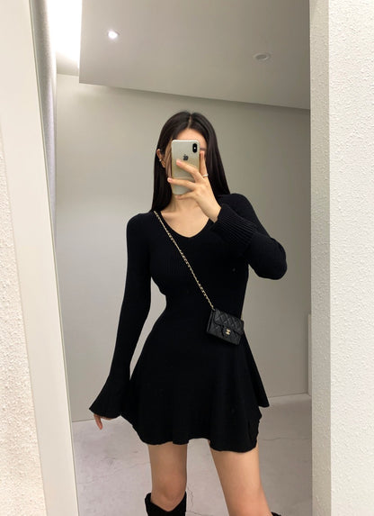 法式V領喇叭袖連身裙