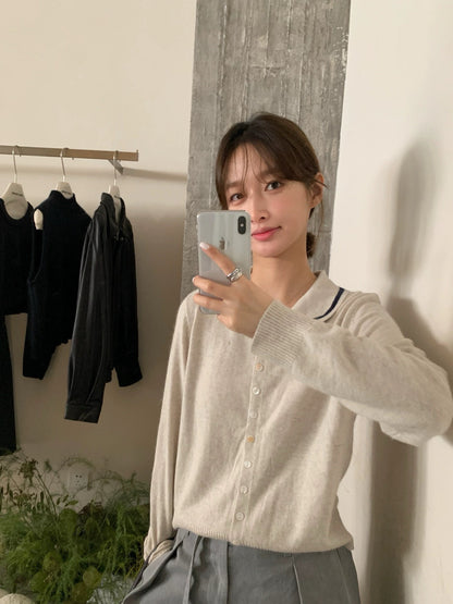 Collar-contrast knit top