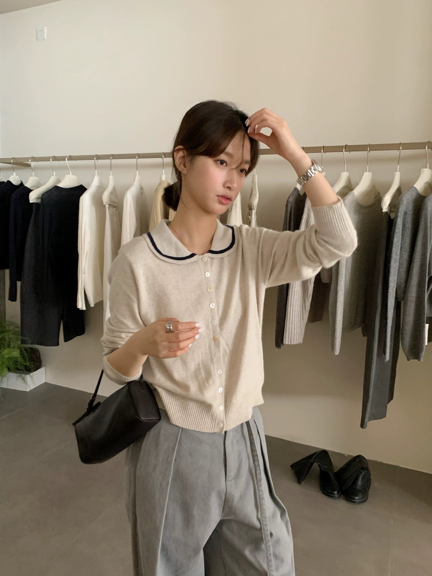 Collar-contrast knit top