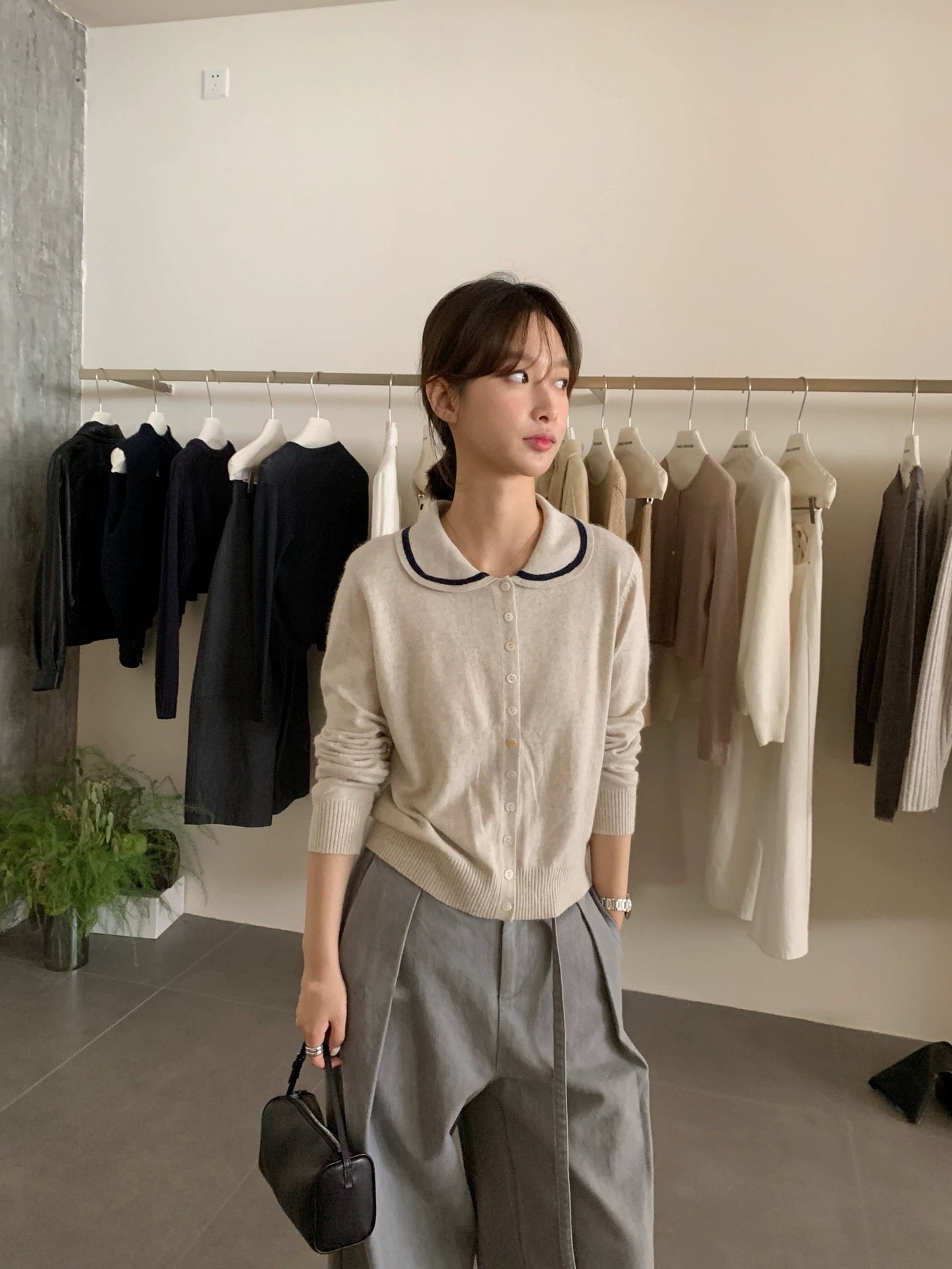 Collar-contrast knit top