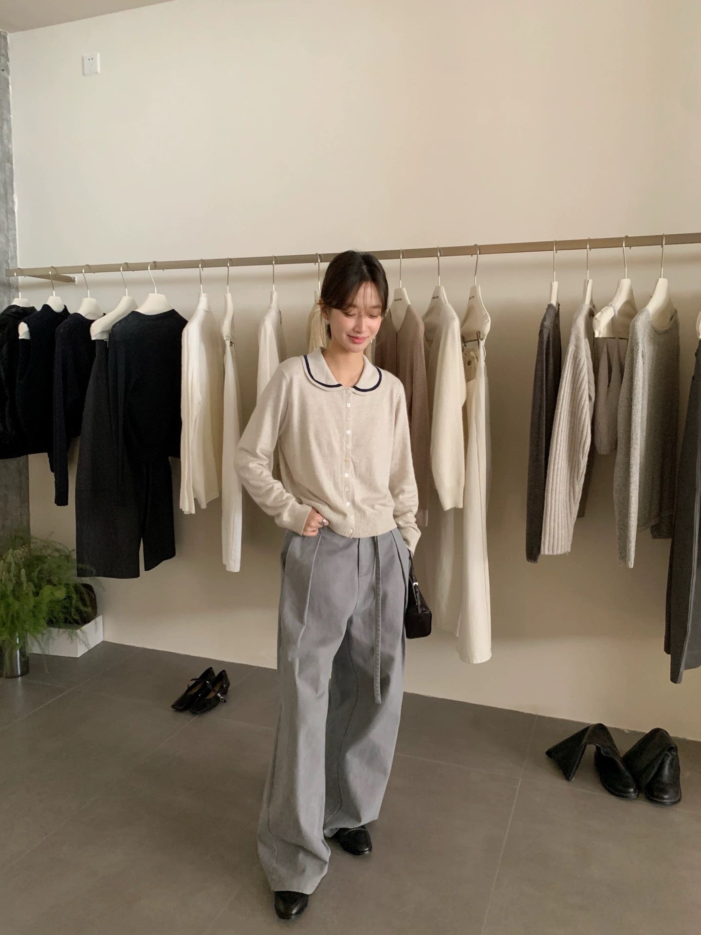 Collar-contrast knit top