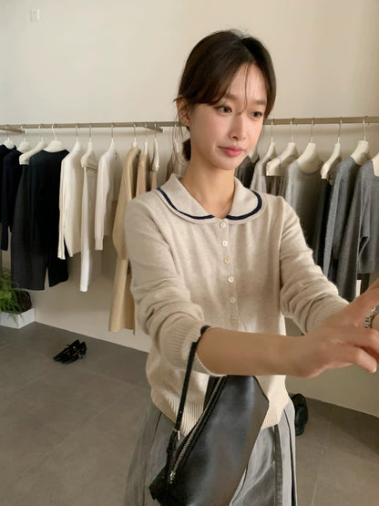 Collar-contrast knit top