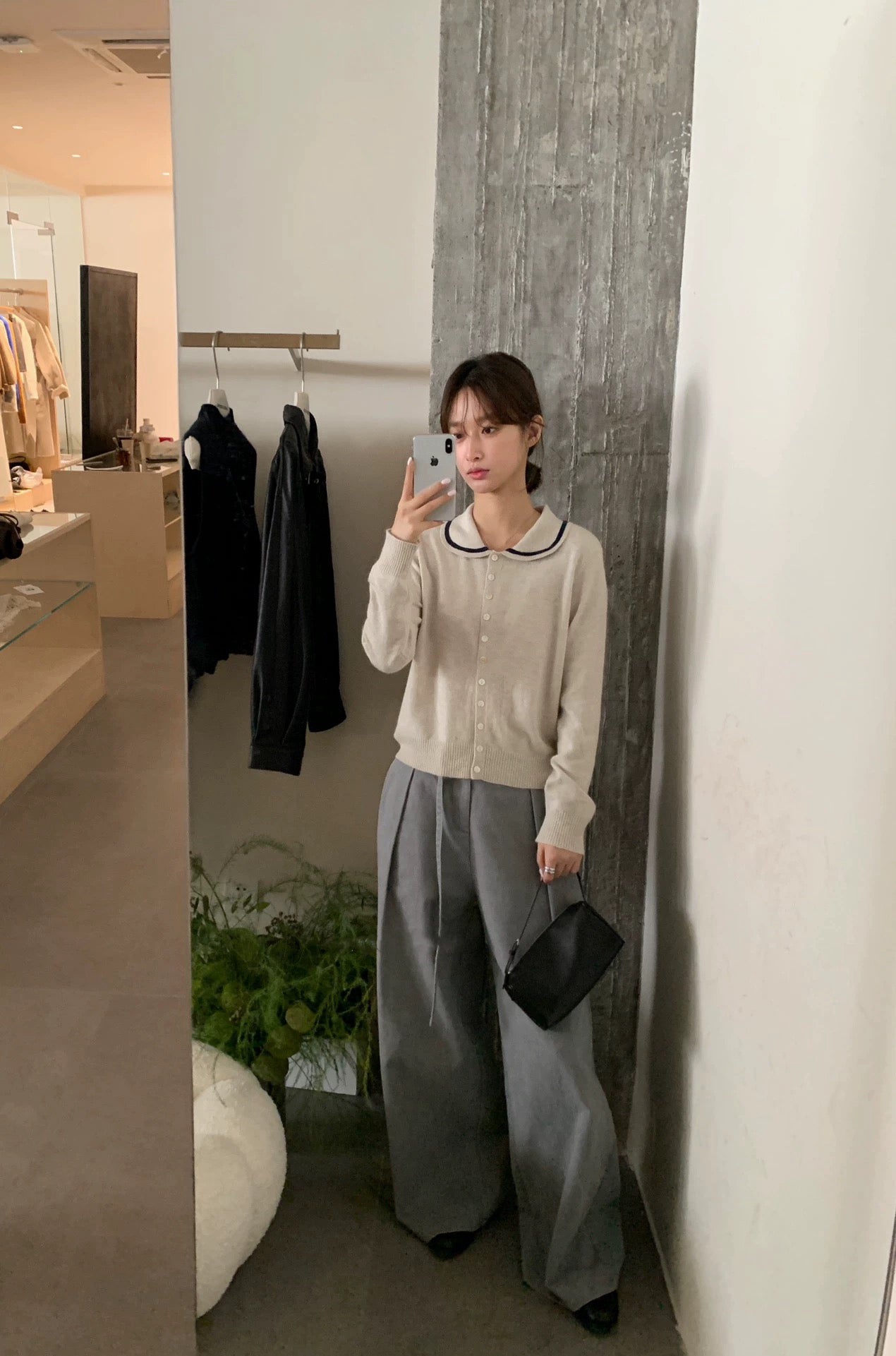 Collar-contrast knit top