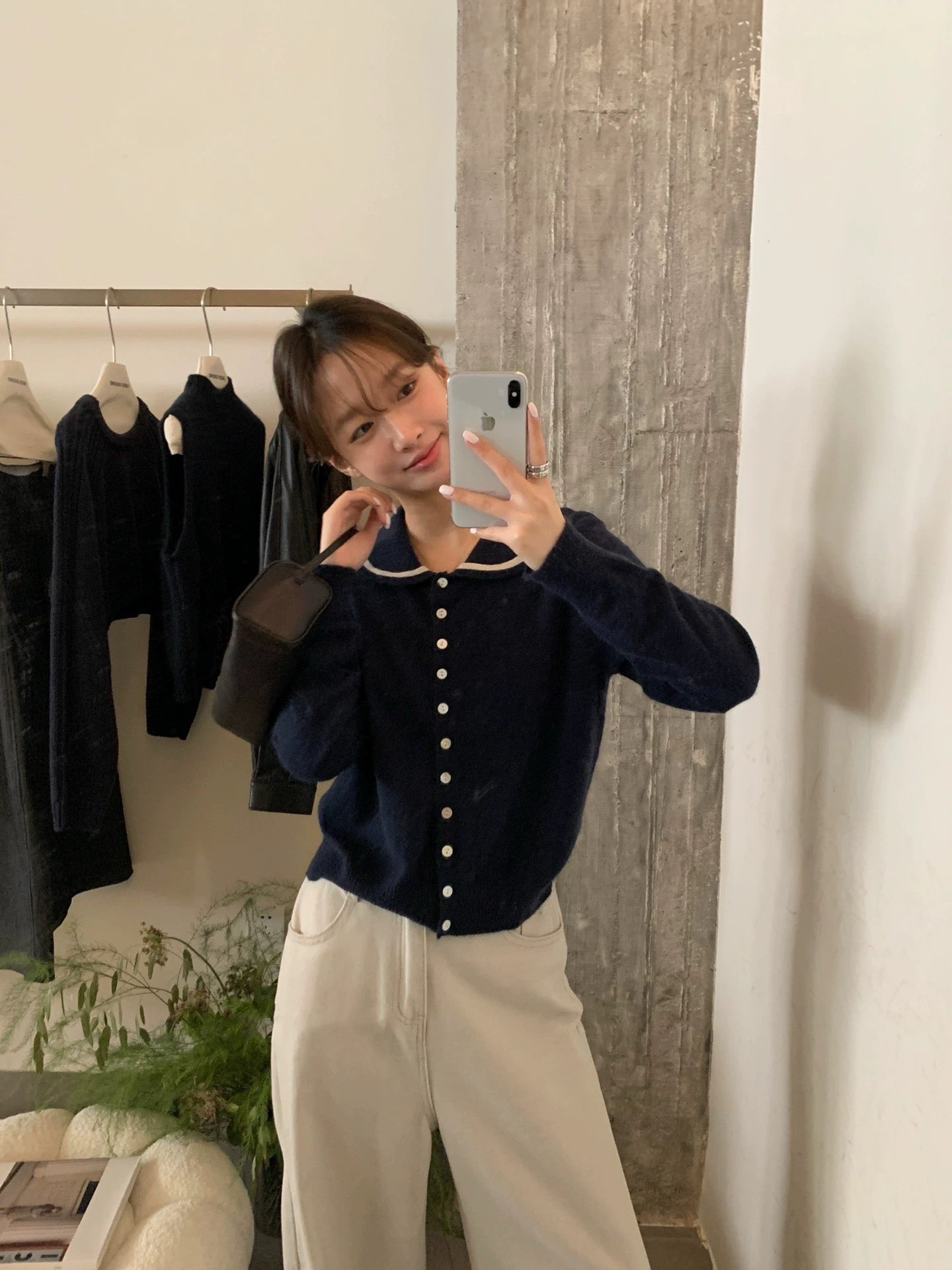 Collar-contrast knit top