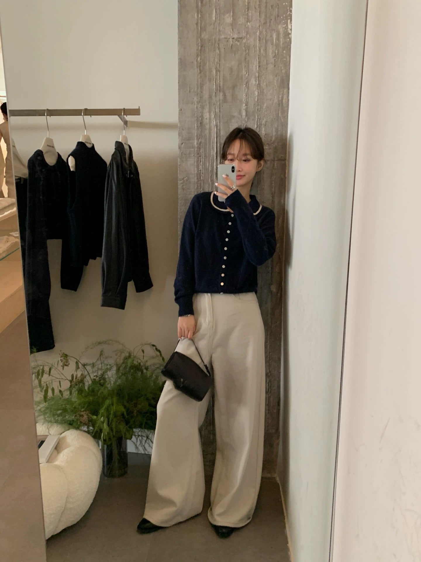 Collar-contrast knit top