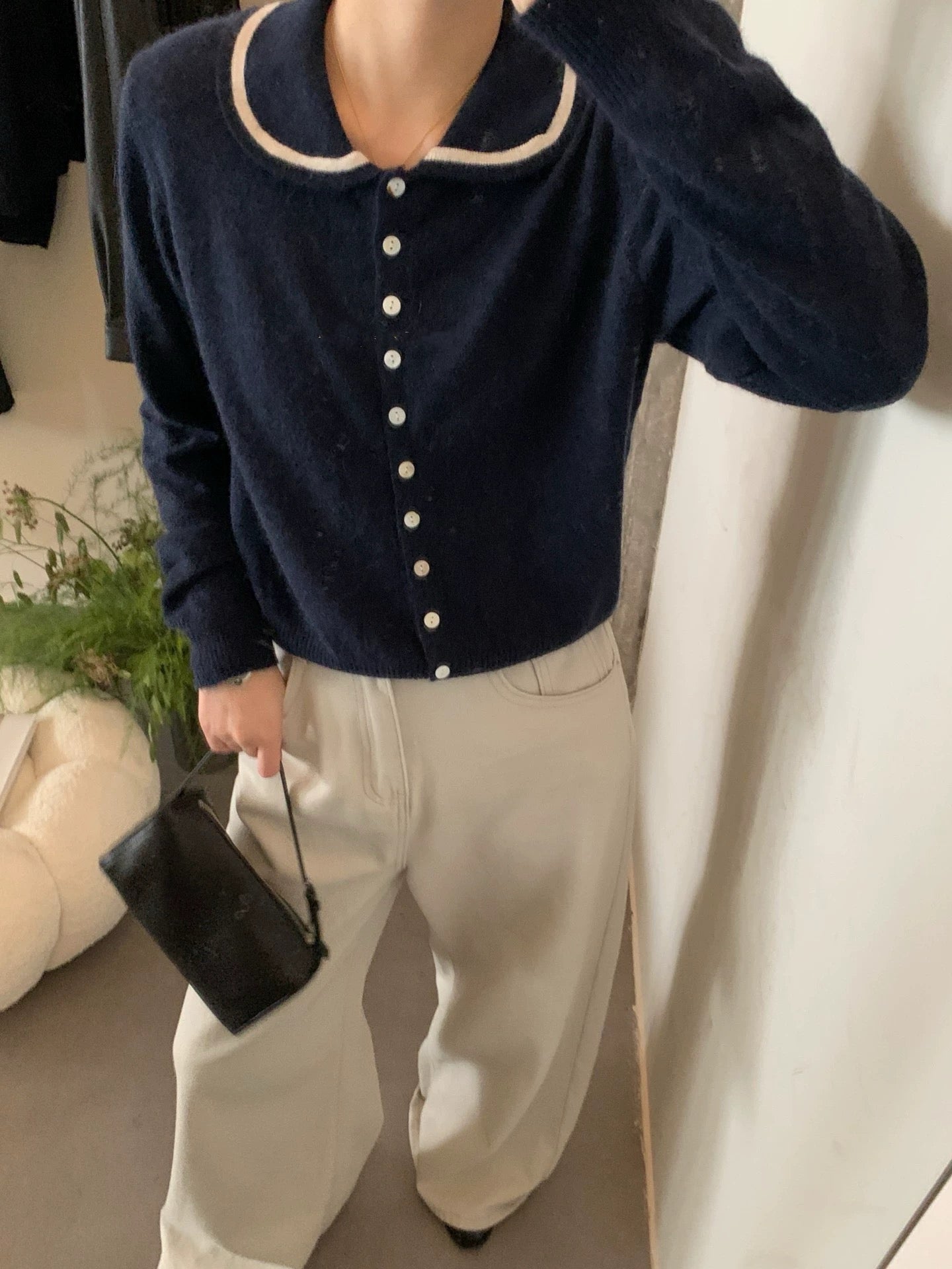 Collar-contrast knit top