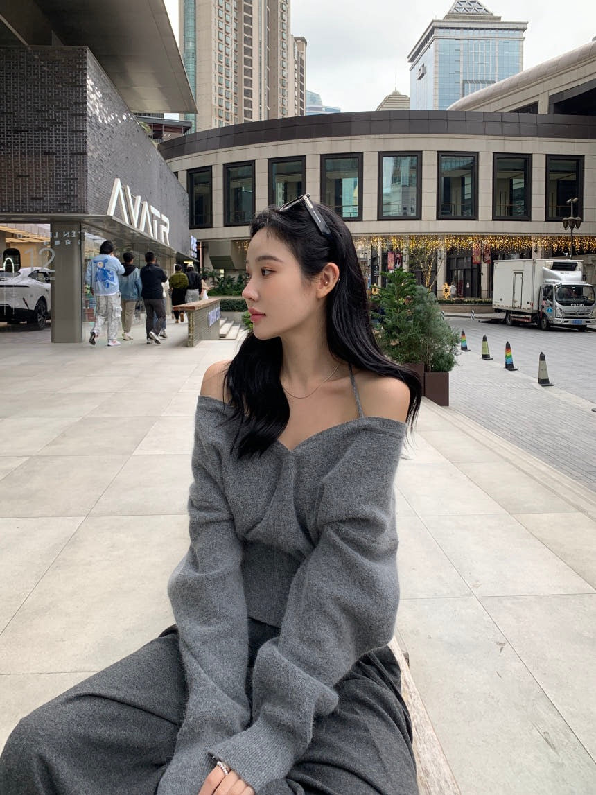 V-neck halter off-shoulder knit top