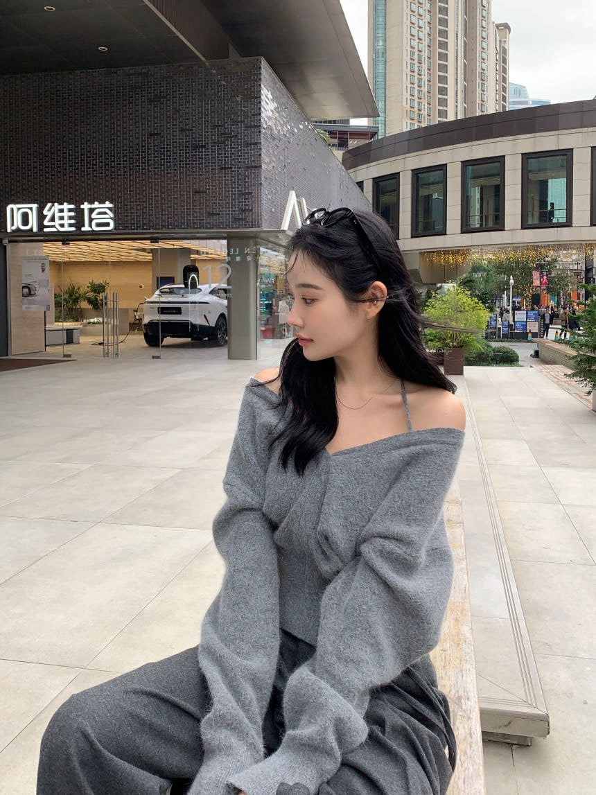 V-neck halter off-shoulder knit top