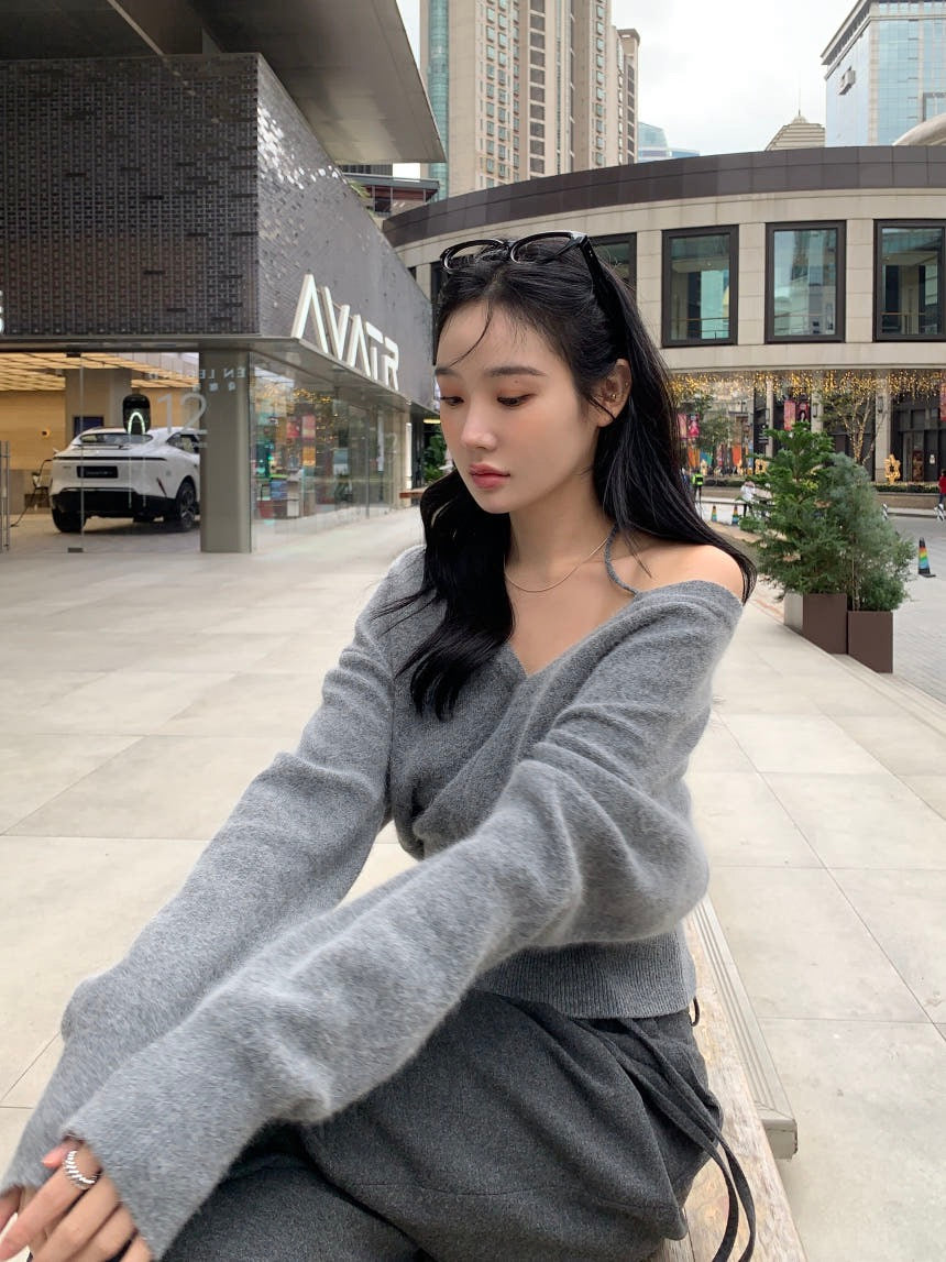 V-neck halter off-shoulder knit top