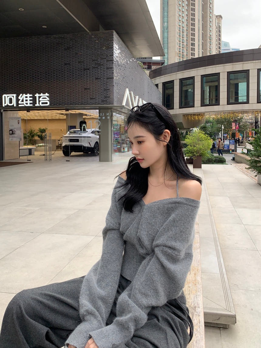 V-neck halter off-shoulder knit top